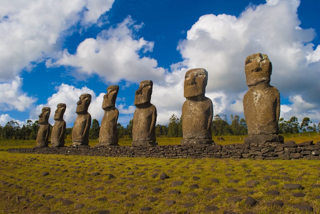 Ahu_Akivi_de_Isla_de_Pascua,_Monumento_Nacional