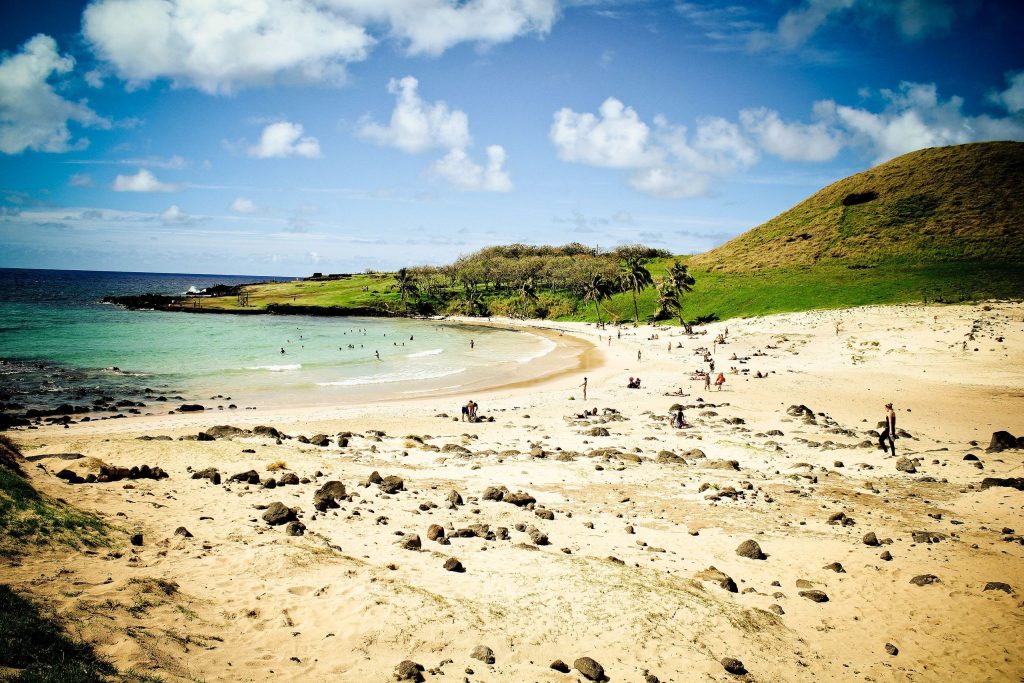 Anakena,_Isla_de_Pascua_-_Flickr_-_Alanbritom