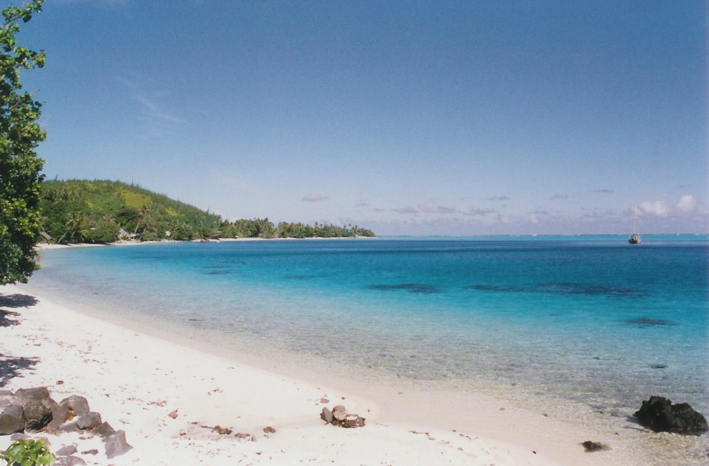 Plage_d'Avea_Huahine <a title=%22Apollo11 at the French language Wikipedia [GFDL (http-::www.gnu.org:copyleft:fdl.html) or CC-BY-SA-3.0