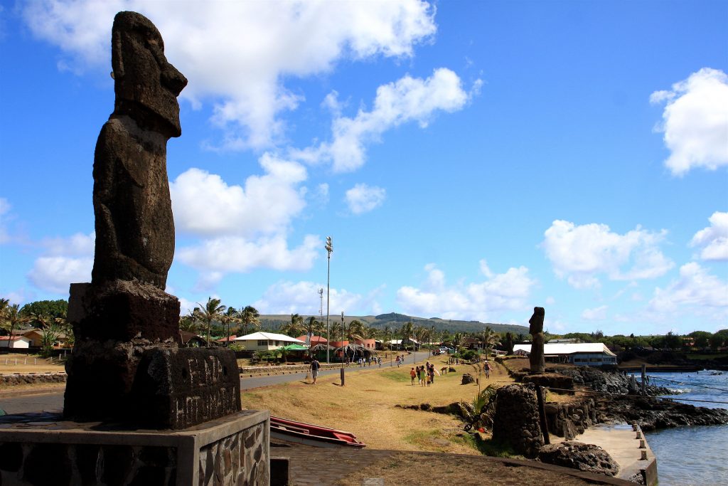 Plaza_Hotu_Matua_-_Hanga_Roa,_Easter_Island_(5956397450)