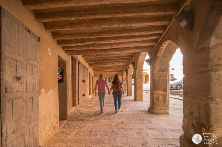 a plaça Gran amb les botigues antigues de Calaf - wetravel.cat